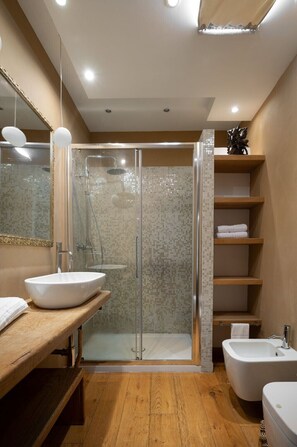 Shower, hair dryer, bidet, towels - Gimber Lofts 3 by Klodge - design flat with Wi-Fi (Olbia)