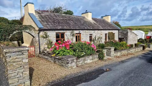 Dinny Jim's Cottage at the Cliffs of Moher. 10 mins from Lahinch and Doolin