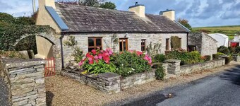 Dinny Jim's Cottage at the Cliffs of Moher. 10 mins from Lahinch and Doolin