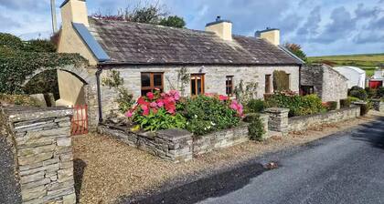 Dinny Jim's Cottage at the Cliffs of Moher. 10 mins from Lahinch and Doolin