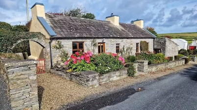 Dinny Jim's Cottage at the Cliffs of Moher. 10 mins from Lahinch and Doolin