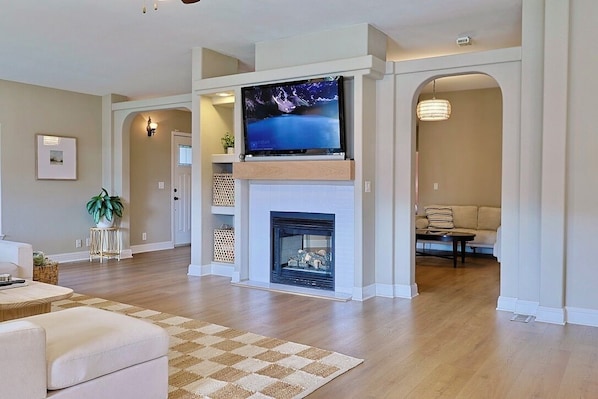 TV, fireplace