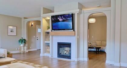 Happy's Hideaway w/ Hot Tub, Sleeps 12, Downtown!