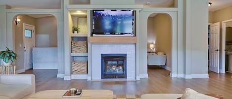 Smart TV, chimenea, libros y estéreo
