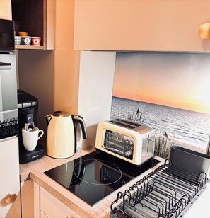 Réfrigérateur, micro-ondes, four, plaque de cuisson