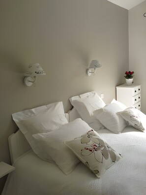 Unclassified image, 2 of 17, button - Mi-Figue Mi-Raisin Guest Room with Shared Pool, Wi-Fi, and Air Conditioning (Pessac)