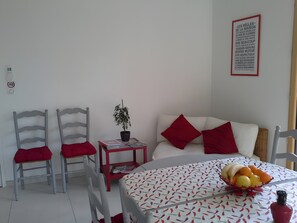 Unclassified image, 3 of 17, button - Mi-Figue Mi-Raisin Guest Room with Shared Pool, Wi-Fi, and Air Conditioning (Pessac)