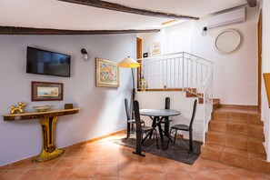 Dining - Alessio's House by NapoliApartments (Naples)
