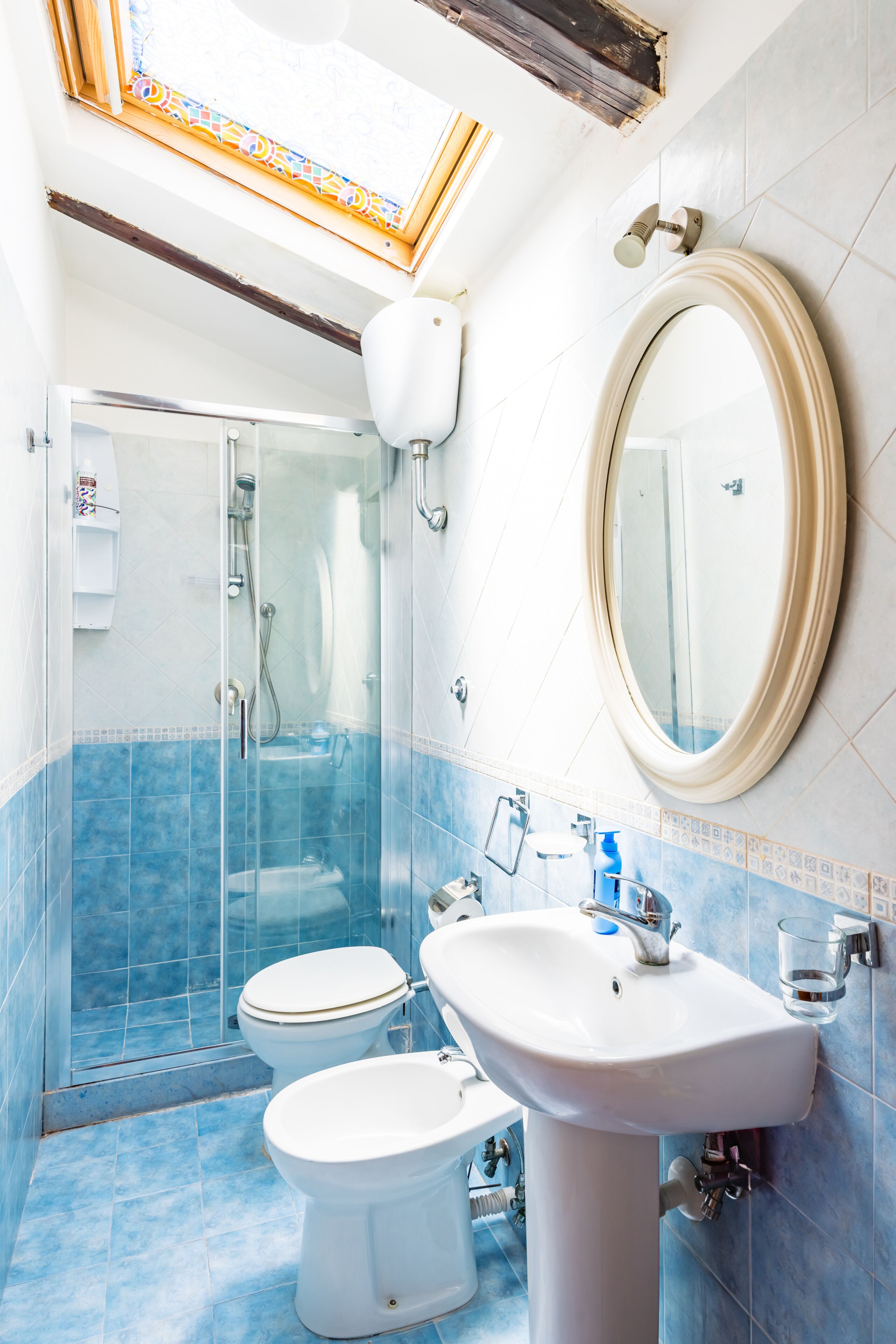 Ducha, secador de pelo, bidet, toallas