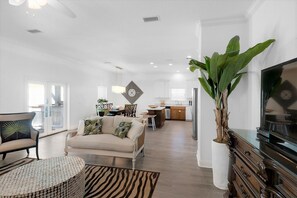 Smart TV - Epic! Ocean views! Sleeps 20! Pool! Golf cart! (Destin)