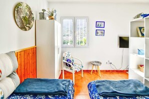 1 makuuhuone, työpöytä, silitysrauta/-lauta, vauvan matkasänky