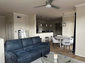 TV - Cozy townhome in Grayhawk Community w/ heated pools & center of many golfcourses (Scottsdale)