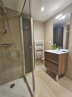 Dusche, Haartrockner, Handtücher, Seife
