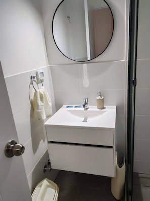 A bathroom with a white sink, a mirror, a towel rack, and a toilet. - Dpto en Santa Catalina, Cerca a Centro Financiero (Lima)
