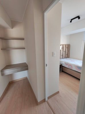 A room with a bed, a built-in shelf, and a ceiling light fixture. - Dpto en Santa Catalina, Cerca a Centro Financiero (Lima)