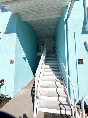 Exterior detail - Gorgeous 1 BR top floor + Private Beach + pools + hot tub Washer Dryer + Balcony (St. Petersburg)
