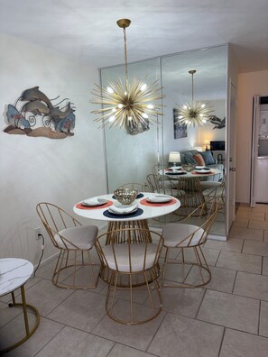 Dining - Gorgeous 1 BR top floor + Private Beach + pools + hot tub Washer Dryer + Balcony (St. Petersburg)