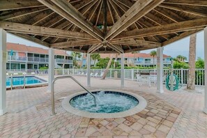 Terrace/patio - Gorgeous 1 BR top floor + Private Beach + pools + hot tub Washer Dryer + Balcony (St. Petersburg)