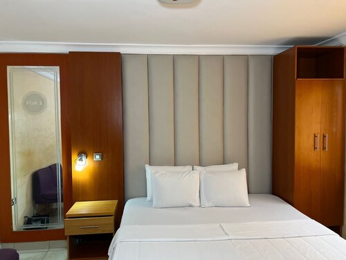 Plot1 Suites 
