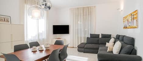 Apartamento, 3 quartos | Área de estar