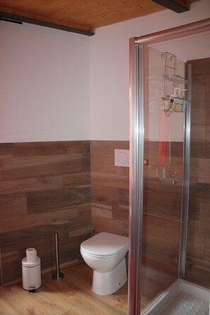 Douche, sèche-cheveux, serviettes fournies