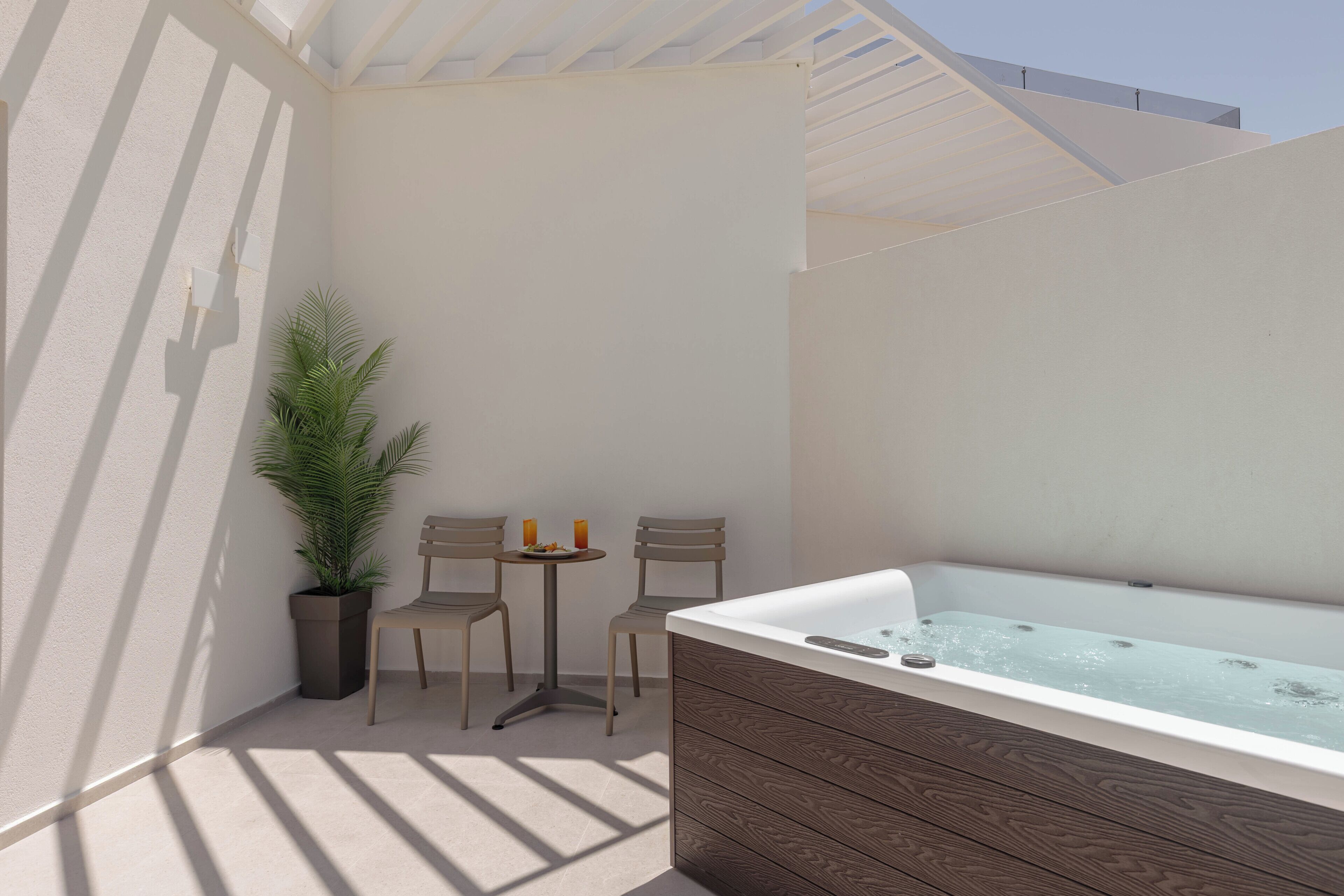 Junior Suite with Hot Tub | Biancheria da letto ipoallergenica, cassaforte in camera, una scrivania