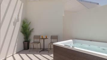 Junior Suite with Hot Tub | Biancheria da letto ipoallergenica, cassaforte in camera, una scrivania