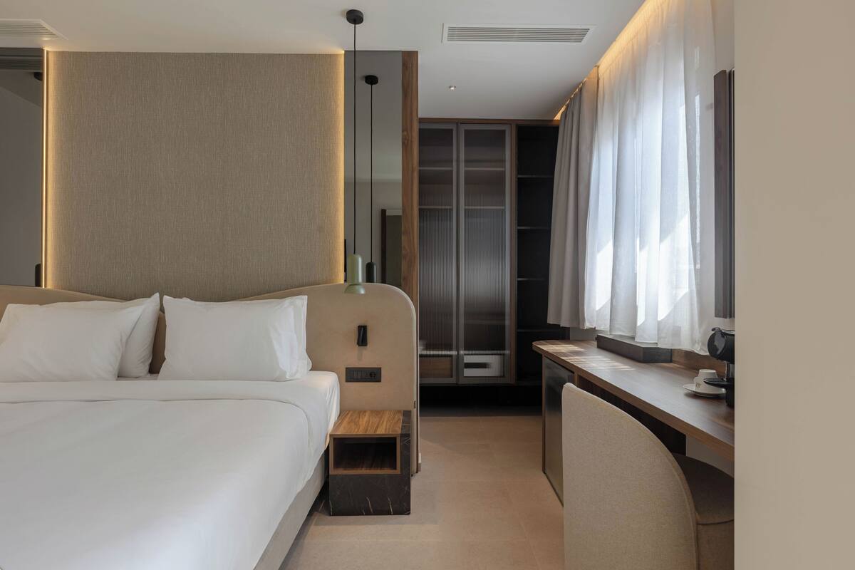 Cityline View Room | Seprai antialergi, brankas, meja kerja, dan ruang kerja ramah laptop