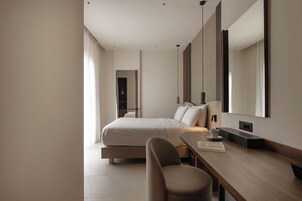 Junior Suite with Hot Tub | Ropa de cama hipoalergénica, caja fuerte, escritorio