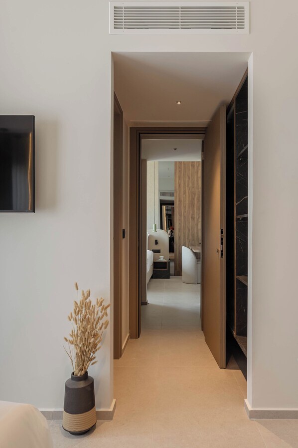 Cityline Connecting Family Room | Hypo-allergenic bedding, in-room safe, desk, laptop workspace - Nesean Plaza Hotel (Heraklion)