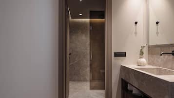 Luxe studio suite | Badkamer | Een douche, gratis toiletartikelen, een haardroger, pantoffels