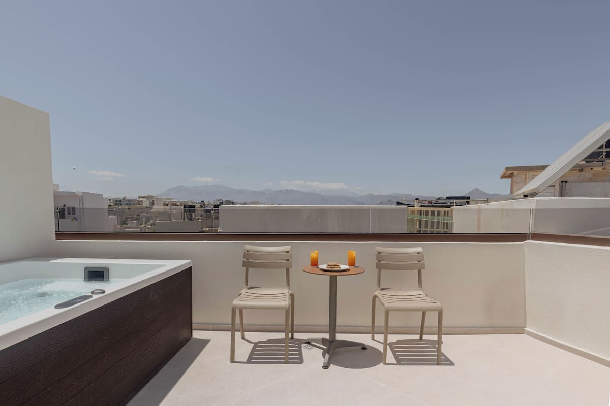 Junior Suite with Hot Tub | Υποαλλεργικά κλινοσκεπάσματα, χρηματοκιβώτιο στο δωμάτιο, γραφείο 