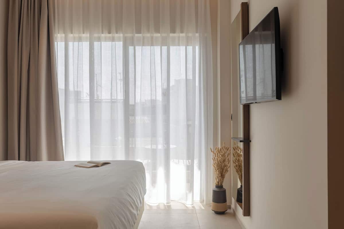 Hypo-allergenic bedding available, in-room safe, desk, laptop workspace