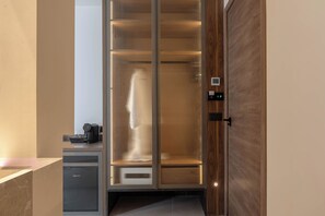 Junior Suite with Hot Tub | Hypo-allergenic bedding, in-room safe, desk, laptop workspace - Nesean Plaza Hotel (Heraklion)