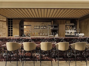 Bar (on property) - Nesean Plaza Hotel (Heraklion)