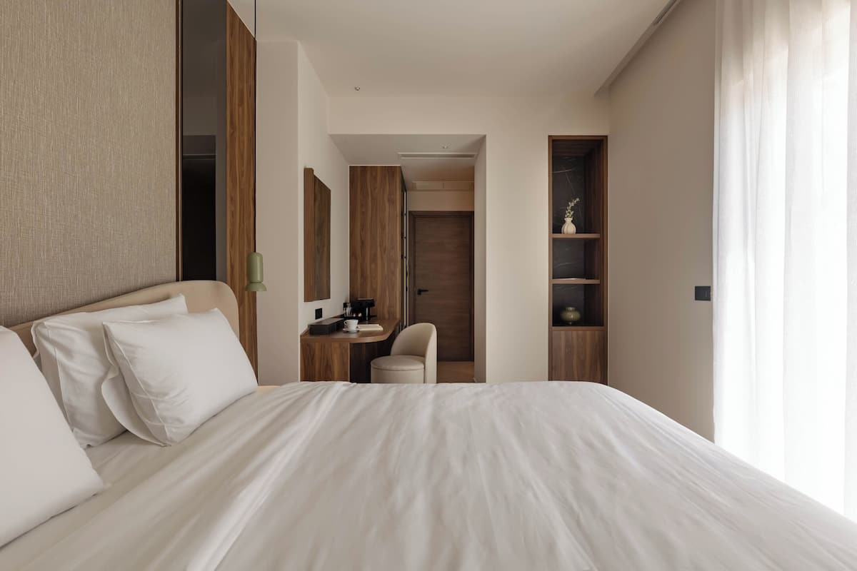 Hypo-allergenic bedding available, in-room safe, desk, laptop workspace