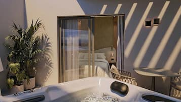 Junior Suite with Hot Tub | Seprai antialergi, brankas, meja kerja, dan ruang kerja ramah laptop