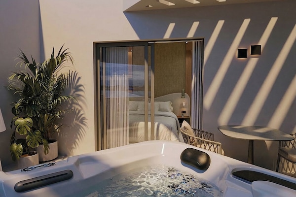 Junior Suite with Hot Tub | Allergikerbettwaren, Zimmersafe, Schreibtisch