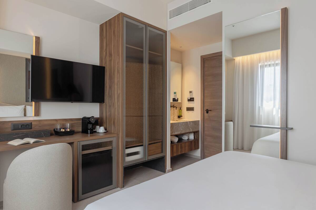 Urban Side Room | Υποαλλεργικά κλινοσκεπάσματα, χρηματοκιβώτιο στο δωμάτιο, γραφείο 