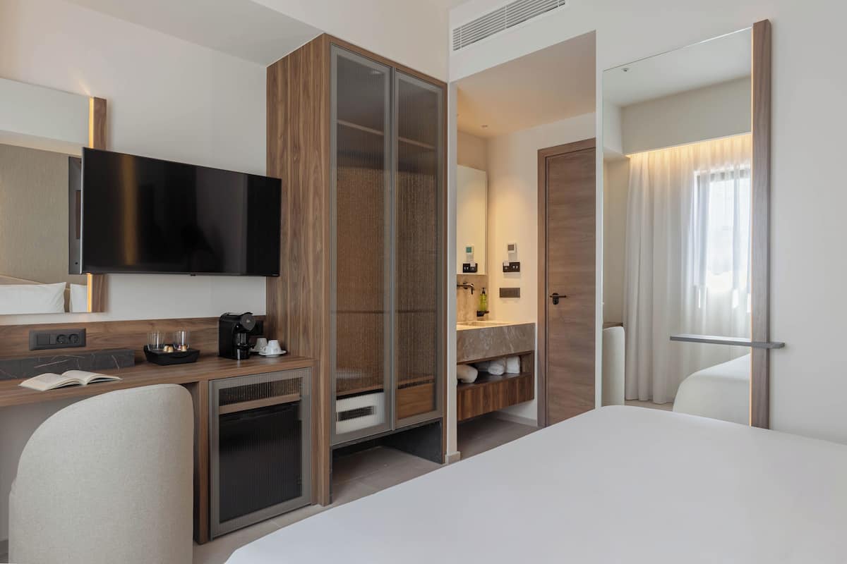 Urban Side Room | Hypo-allergenic bedding available, in-room safe, desk, laptop workspace