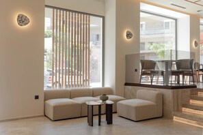 Lobby sitting area - Nesean Plaza Hotel (Heraklion)