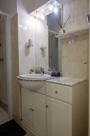 Shower, towels - Central apartment near the beach (Sainte-Maxime)