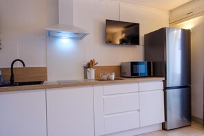 Refrigerador, microondas y cafetera y tetera 