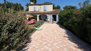 A two-story house with a tiled pathway leading to the entrance. - Villa with pool 2.5km from Saint-Tropez (Gassin)