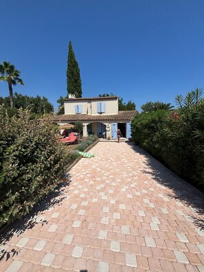 Property grounds - Villa with pool 2.5km from Saint-Tropez (Gassin)