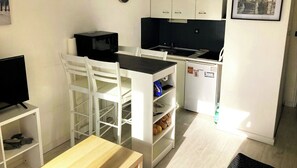 Een koelkast, een koffiezetapparaat/waterkoker