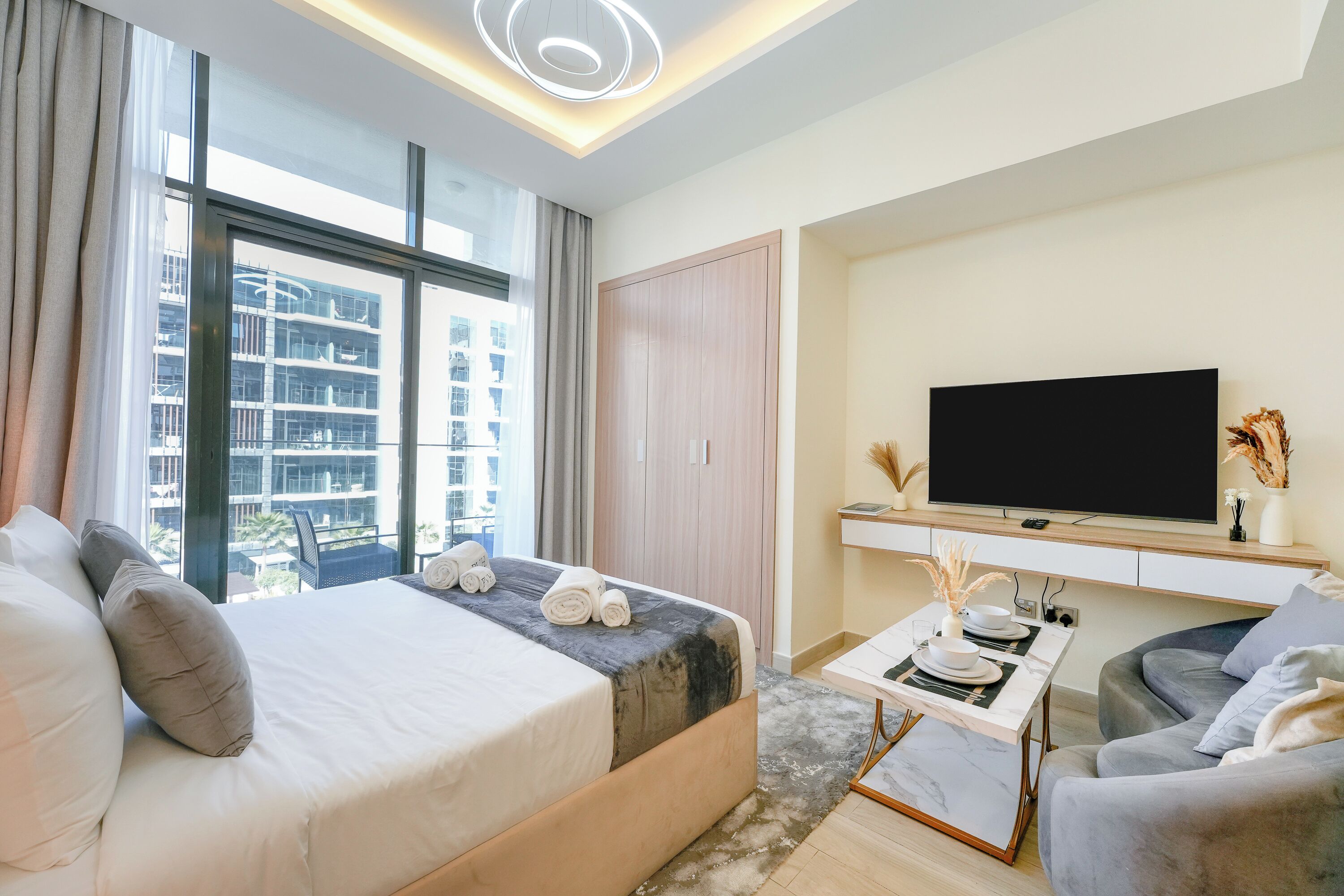 خزنة داخل الغرفة وستائر تعتيم وتجهيزات عازلة للصوت ومكواة/لوح كي