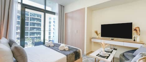 Exklusiv studio - 1 kingsize-sÀng - icke-rökare - utsikt mot staden | VÀrdeförvaringsskÄp pÄ rummet, mörklÀggningsgardiner och ljudisolering