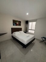 Escritorio y espacio para trabajar con laptop 