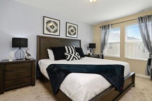 4 bedrooms, desk, iron/ironing board, WiFi - Welcome Home - Minutes from Disney!-sleeps 8 (Kissimmee)